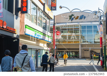 東京武藏堺站北口,從跳街方嚮往車站走。 東京武藏堺站北口,從跳街方嚮往車站走。 137982943