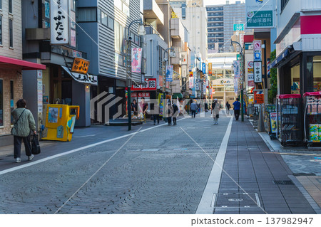 東京武藏堺站北口,從跳街方嚮往車站走。 東京武藏堺站北口,從跳街方嚮往車站走。 137982947