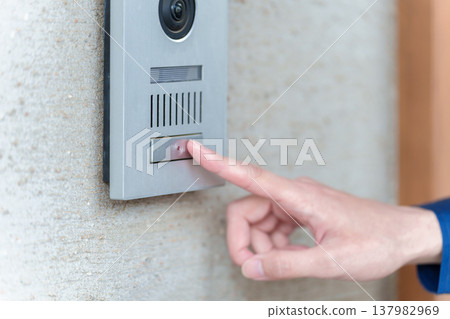 按下對講機按鈕的人的手 137982969