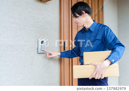 送貨員按下對講機 送貨員按下對講機 137982979