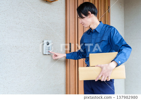 送貨員按下對講機 送貨員按下對講機 137982980