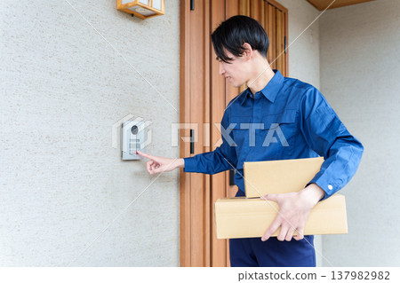 送貨員按下對講機 送貨員按下對講機 137982982