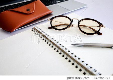 眼鏡和眼鏡盒 - 時尚單品 眼鏡和眼鏡盒 - 時尚單品 137983077