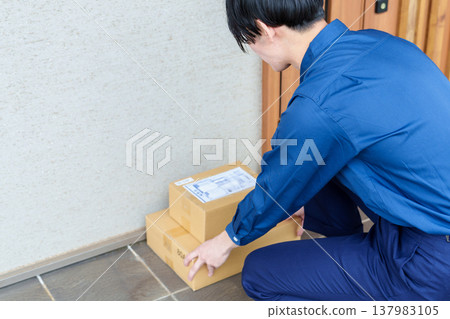 送貨司機將包裹放在前門。 137983105