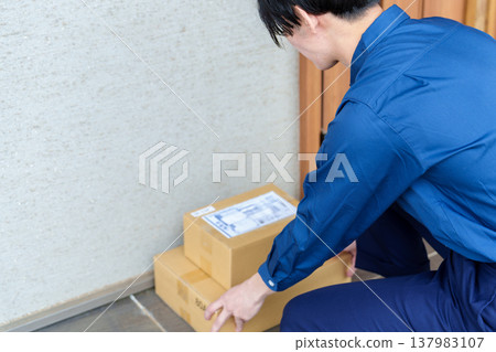 送貨司機將包裹放在前門。 137983107