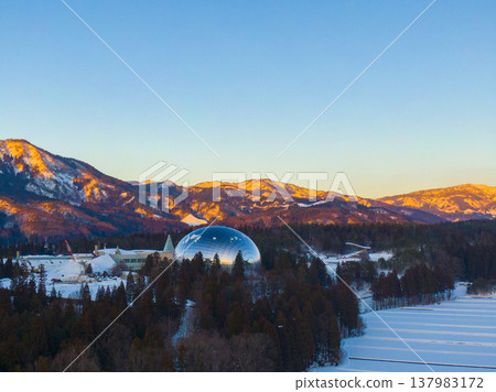 夕陽西下,白雪皚皚的山峰與福井縣立恐龍博物館交相輝映:無人機冬季空拍 夕陽西下,白雪皚皚的山峰與福井縣立恐龍博物館交相輝映:無人機冬季空拍 137983172