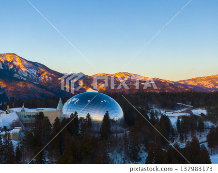 夕陽西下,白雪皚皚的山峰與福井縣立恐龍博物館交相輝映:無人機冬季空拍 夕陽西下,白雪皚皚的山峰與福井縣立恐龍博物館交相輝映:無人機冬季空拍 137983173