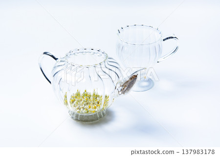 玻璃茶壺盛裝的花草茶；一套由天然材料製成的天然茶具。 137983178