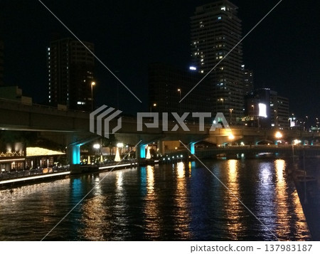 辦公大樓和高架道路營造出充滿都市魅力的夜景。 辦公大樓和高架道路營造出充滿都市魅力的夜景。 137983187