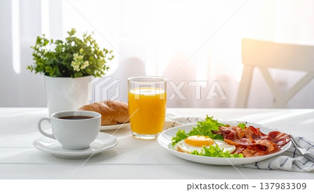 在明亮的餐廳享用早餐 137983309