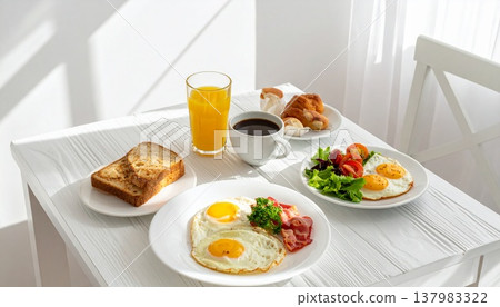 在明亮的餐廳享用早餐 137983322