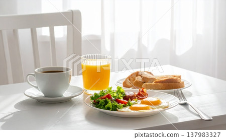 在明亮的餐廳享用早餐 137983327