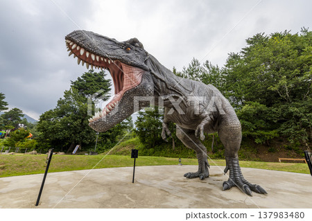 福井縣立恐龍博物館的等比例霸王龍紀念碑 137983480