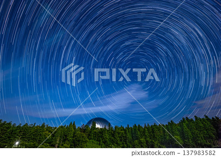 福井縣立恐龍博物館和點綴夜空的繁星:透過對比光疊加創建的星空圖。 福井縣立恐龍博物館和點綴夜空的繁星:透過對比光疊加創建的星空圖。 137983582