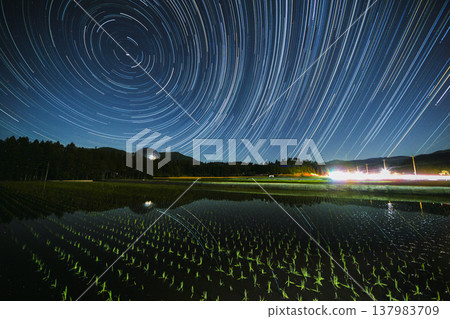 福井縣立恐龍博物館和點綴夜空的繁星:透過對比光疊加創建的星空圖。 福井縣立恐龍博物館和點綴夜空的繁星:透過對比光疊加創建的星空圖。 137983709