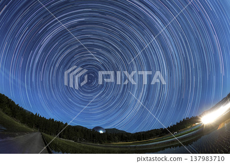 福井縣立恐龍博物館和點綴夜空的繁星:透過對比光疊加創建的星空圖。 福井縣立恐龍博物館和點綴夜空的繁星:透過對比光疊加創建的星空圖。 137983710