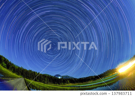 福井縣立恐龍博物館和點綴夜空的繁星:透過對比光疊加創建的星空圖。 福井縣立恐龍博物館和點綴夜空的繁星:透過對比光疊加創建的星空圖。 137983711