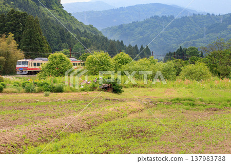 富山地峰鐵道的阿爾卑斯山列車穿過富山山區。 富山地峰鐵道的阿爾卑斯山列車穿過富山山區。 137983788