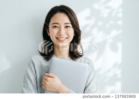 手持筆記型電腦的女子 生成式人工智慧 137983908