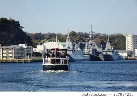旅遊船提供神奈川縣橫須賀海軍港口的觀光遊覽 旅遊船提供神奈川縣橫須賀海軍港口的觀光遊覽 137984233