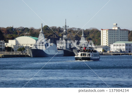 旅遊船提供神奈川縣橫須賀海軍港口的觀光遊覽 旅遊船提供神奈川縣橫須賀海軍港口的觀光遊覽 137984234