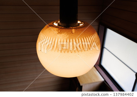 燈泡罩上有污垢和灰塵 137984402