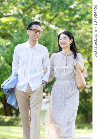 高級夫妻散步 137984459
