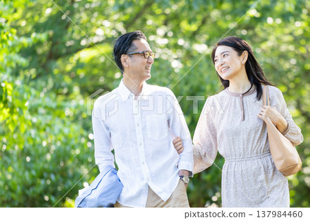 高級夫妻散步 137984460