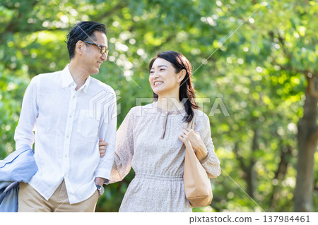 高級夫妻散步 137984461