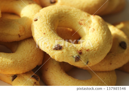 cookie, chocolate, biscuit 137985546