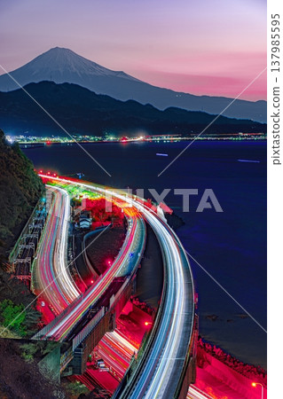 A night view of the Tomei Expressway and Mt. Fuji from the Satta Pass observation deck. 137985595