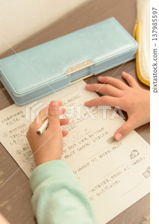 一個孩子正在做數學練習題；專注學習的場景。 137985597