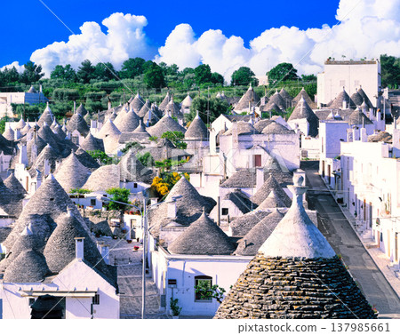 The beautiful houses of Alberobello with their pointed roofs 137985661