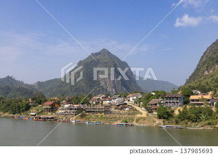 Streetscape of Nong Khiaw ② 137985693