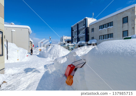 雪鄉生活：大雪紛飛中難得一見的晴天。人行道狹窄得只能容一人通過，但景色卻美不勝收。 137985715