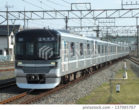 東京地鐵 13,000 系列列車正在東武日光線上運行（在杉戶高之台站拍攝）。 137985767