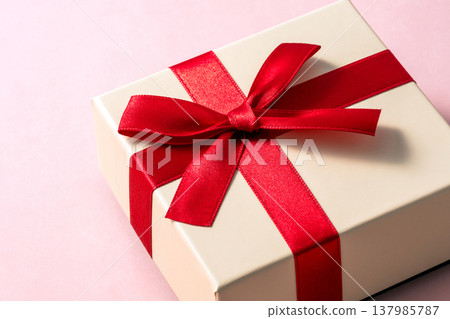 有一條簡單的絲帶的禮物盒 137985787