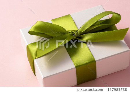 有一條簡單的絲帶的禮物盒 137985788