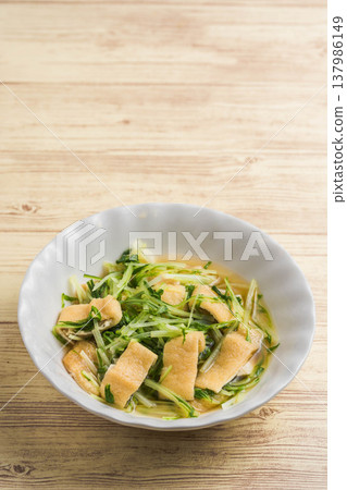 Simmered Mizuna and Fried Tofu 137986149