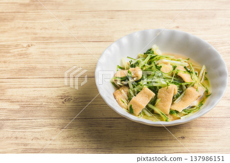 燉水菜和炸豆腐 137986151