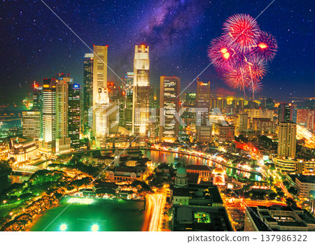 市中心美麗的夜景 市中心美麗的夜景 137986322