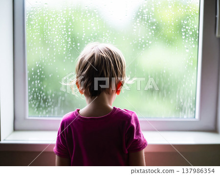 雨天，一個孩子正望著窗外。 137986354