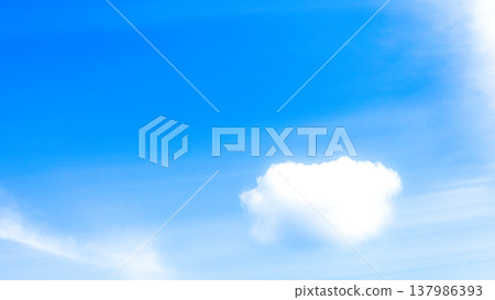 景色簡潔,藍天白雲,令人心曠神怡。 景色簡潔,藍天白雲,令人心曠神怡。 137986393