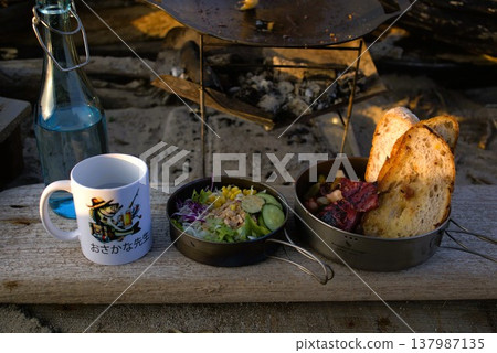 在營地吃早餐 137987135