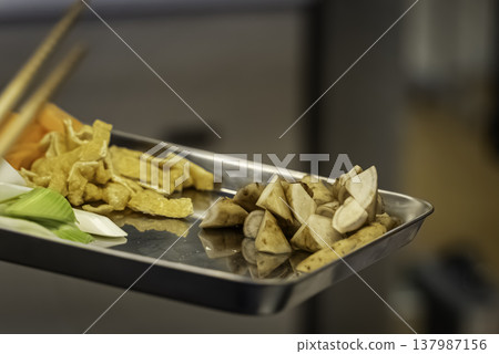 將切好的蔬菜放在托盤裡。 將切好的蔬菜放在托盤裡。 137987156