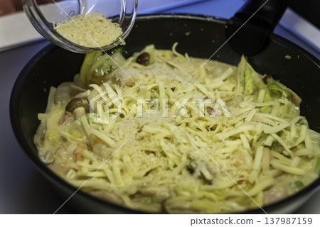 Sprinkle breadcrumbs over the white sauce. Sprinkle breadcrumbs over the white sauce. 137987159