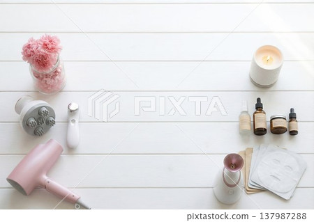 送給母親的禮物整齊地排列在粉紅色的背景前。 137987288