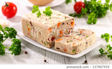 一個充滿色彩繽紛蔬菜的陶罐的精美橫斷面圖。 137987459