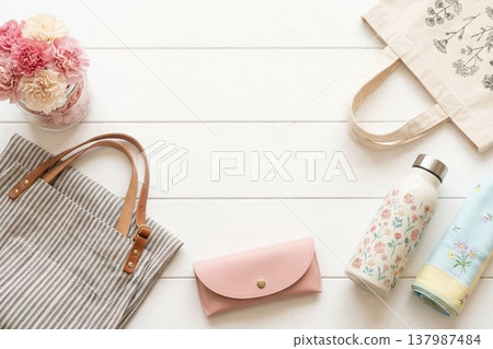 送給母親的禮物整齊地排列在粉紅色的背景前。 137987484