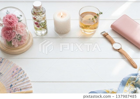 送給母親的禮物整齊地排列在粉紅色的背景前。 137987485